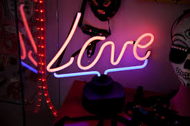 neon z podświetlanym napisem love