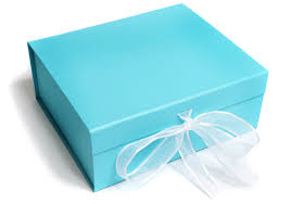 błękitne pudełko z prezentem